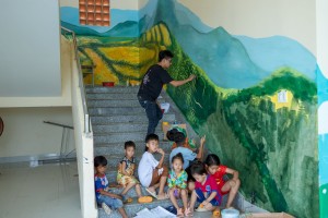 Các em học sinh hiếu kỳ với diện mạo mới của ngôi trường